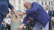 Olomoucké Horní náměstí nově zdobí pítko u Arionovy kašny s motivy delfínů a... Olomoucké Horní náměstí nově zdobí pítko u Arionovy kašny s motivy delfínů a...