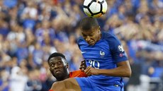 Francouzský útoník Kylian Mbappé (v modrém) peskoil Timothyho Fosu-Mensaha z...