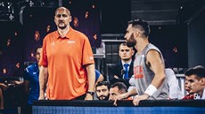 Dino Radja (vlevo) na lavice chorvatských basketbalist
