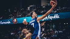 eský basketbalista Vojtch Hruban donáí mí do rumunského koe, brání ho Vlad...