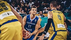 Český basketbalista Lukáš Palyza (v modrém) útočí na rumunský koš, brání ho... Český basketbalista Lukáš Palyza (v modrém) útočí na rumunský koš, brání ho...