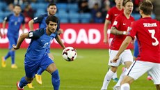 Ázerbájdánský fotbalista Mahir Madatov (v modrém) bhem duelu s Norskem.