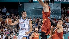 Český rozehrávač Jakub Šiřina (vlevo) bojuje pod španělským košem. Nahoře Willy... Český rozehrávač Jakub Šiřina (vlevo) bojuje pod španělským košem. Nahoře Willy...