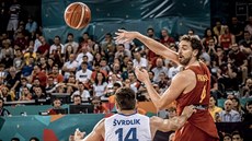 Španělský pivot Pau Gasol přihrává kolem Kamila Švrdlíka z Česka. Španělský pivot Pau Gasol přihrává kolem Kamila Švrdlíka z Česka.