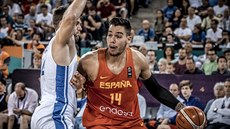 Španělský pivot Willy Hernangómez (vpravo) se tlačí do českého podkošového... Španělský pivot Willy Hernangómez (vpravo) se tlačí do českého podkošového...
