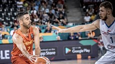 panlský kídelník Juan Carlos Navarro pihrává kolem eského pivota Patrika...