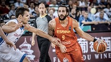 panlský rozehráva Ricky Rubio (vpravo) obchází eské kídlo Jaromíra...