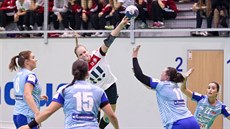 Silvie Polášková (v bílém) z Poruby střílí na branku Olomouce. Silvie Polášková (v bílém) z Poruby střílí na branku Olomouce.