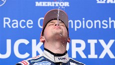 Adam Lacko slaví mostecké vítězství. Adam Lacko slaví mostecké vítězství.