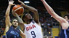 Xavier Mumford v dresu USA stílí na argentinský ko, stíhá ho Facundo Campazzo.