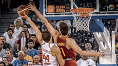 Španělský pivot Juancho Hernangómez (v červeném) zblokoval Bojana Bogdanoviče z... Španělský pivot Juancho Hernangómez (v červeném) zblokoval Bojana Bogdanoviče z...