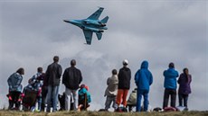Návtvníci letecké pehlídky CIAF sledují ukázku ukrajinské stíhaky Su-27...