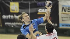 Plzeňský házenkář Jan Stehlík (v modrém) se snaží prosadit přes Anastasia... Plzeňský házenkář Jan Stehlík (v modrém) se snaží prosadit přes Anastasia...