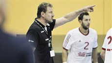 Trenér plzeňských házenkářů Michal Tonar dává pokyny. Trenér plzeňských házenkářů Michal Tonar dává pokyny.