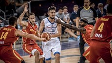 Český basketbalista Tomáš Satoranský (v bílém) u míče v utkání proti Černé Hoře Český basketbalista Tomáš Satoranský (v bílém) u míče v utkání proti Černé Hoře