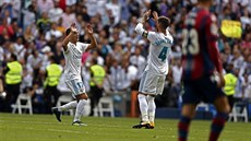 Radost fotbalist Realu Madrid z gólu do sít Levante, vlevo je Lucas Vázquez,...