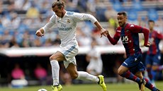 Gareth Bale z Realu Madrid (v bílém) uhání s míem dopedu v utkání proti...