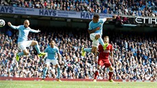 Gabriel Jesus z Manchesteru City (v modrém vpravo) skóruje do sít Liverpoolu.