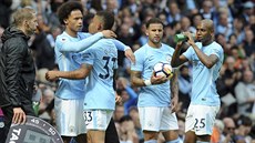 Gabriel Jesus (v modrém druhý zprava) z Manchesteru City odchází ze hit,...