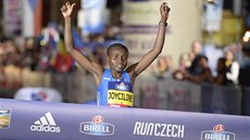 Keňanka Joyciline Jepkosgeiová vítězně probíhá cílem 10kilometrového závodu v... Keňanka Joyciline Jepkosgeiová vítězně probíhá cílem 10kilometrového závodu v...