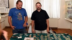 Vzácný poklad ve čtvrtek v Roudnici představili Milan Sýkora z archeologického... Vzácný poklad ve čtvrtek v Roudnici představili Milan Sýkora z archeologického...