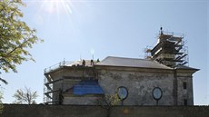 Cínovecký kostel bude mít brzy novou střechu. Cínovecký kostel bude mít brzy novou střechu.