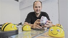 Jan Krotký z Pedagogické fakulty ZČU představuje robotické včelky. I ty budou k... Jan Krotký z Pedagogické fakulty ZČU představuje robotické včelky. I ty budou k...
