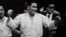 10. září 1917 se v japonském Kuamamotu narodil Masahiko Kimura. Dodnes je... 10. září 1917 se v japonském Kuamamotu narodil Masahiko Kimura. Dodnes je...