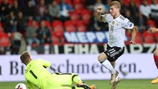 TOR! Nmecký útoník Timo Werner pekonává brankáe Tomáe Vaclíka a otevírá...