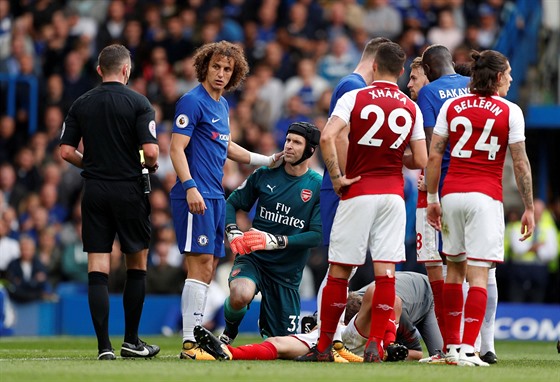 David Luiz z Chelsea (v modrém) vidí lutou kartu v utkání s Arsenalem, vedle...