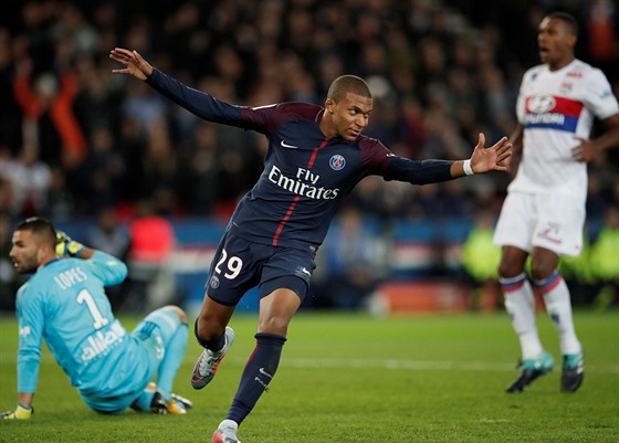 Kylina Mbappe z Paris Saint Germain slaví gól v utkání francouzské ligy s...