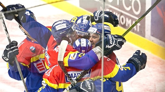 Hokejisté eských Budjovic se radují z gólu.
