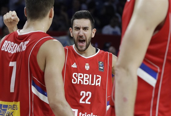 Bogdan Bogdanovi a Vasilje Mici ze Srbska si zahrají semifinále EuroBasketu.