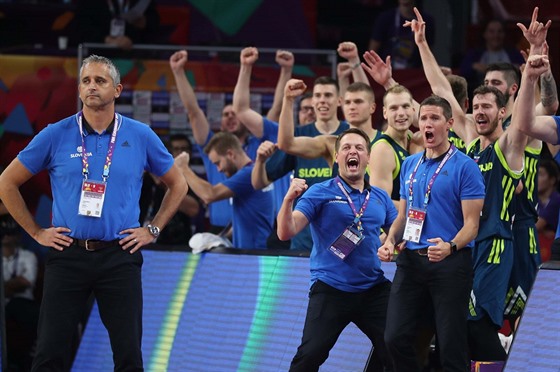 Igor Kokokov zstává klidný, Slovinci vak u slaví výhru nad panlskem.