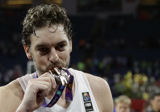 panlský pivot Pau Gasol líbá evropský bronz, svou jedenáctou medaili se...