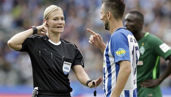 Rozhodí Bibiana Steinhausová bhem utkání Hertha Berlín vs. Brémy.