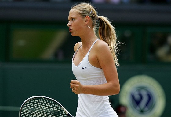 Maria arapovová ve finále Wimbledonu v roce 2004 proti Seren Williamsové