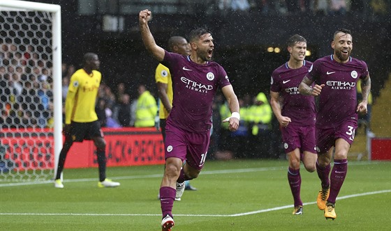 Sergio Agüero (ve fialovém vlevo) z Manchesteru City slaví gól proti Watfordu.