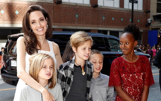 Angelina Jolie a její dti Vivienne, Shiloh, Knox a Zahara (Toronto, 10. záí...