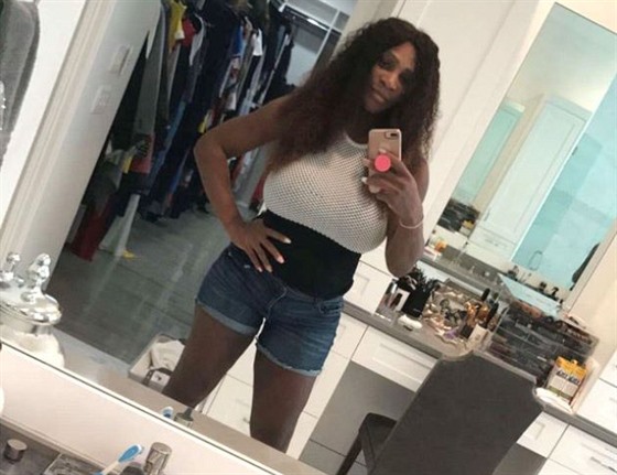 Serena Williamsová se pochlubila, e dva týdny po porodu oblékla své kraasy.