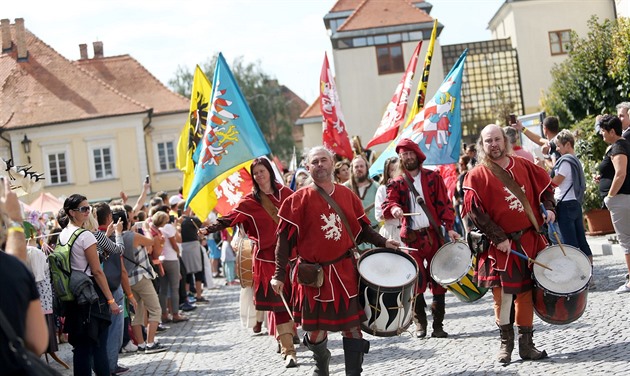 Nejfotogenitjí ástí Pálavského vinobraní je patrn sobotní prvod druiny...