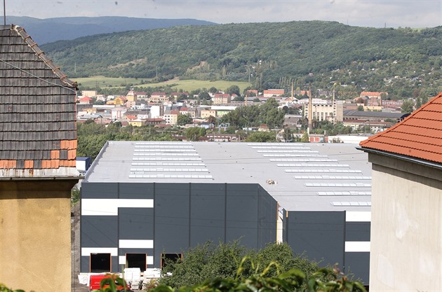 Hala, která vyrostla nad ikovou ulicí naproti Makru v Ústí nad Labem.