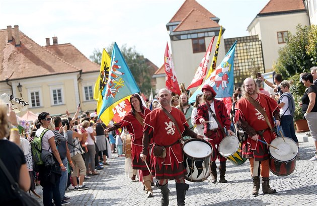 Nejfotogenitjí ástí Pálavského vinobraní je patrn sobotní prvod druiny...