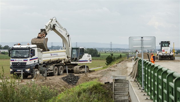 Stavbai odstranili provizorní sjezd z dálnice D11 u Libian.