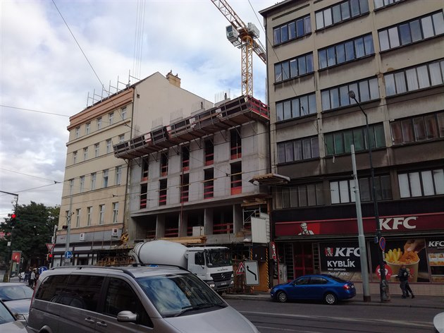 Stavba domu v ulici Na Poíí pokrauje