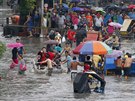 Následky de zpsobené tajfunem Talim severn od filipínské metropole Manily...