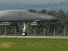 Americký bombardér B-1B Lancer se pipravuje na start z monovského letit