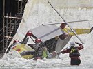 Netradiční plavidla v Plzni sjížděla nebezpečný jez na řece Radbuze (9. září... Netradiční plavidla v Plzni sjížděla nebezpečný jez na řece Radbuze (9. září...