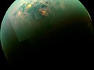 Snímek Saturnova měsíce Titanu s odleskem slunečního světla od uhlovodíkových... Snímek Saturnova měsíce Titanu s odleskem slunečního světla od uhlovodíkových...