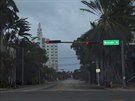 Povinná evakuace Miami Beach a Miami před hurikánem Irma. Na fotografiích jsou ulice evakuovaného Miami Beach, emergency evakuační autobusy, pláž během začínající bouře. Na videu aktuálně hurikán Irma Povinná evakuace Miami Beach a Miami před hurikánem Irma. Na fotografiích jsou ulice evakuovaného Miami Beach, emergency evakuační autobusy, pláž během začínající bouře. Na videu aktuálně hurikán Irma